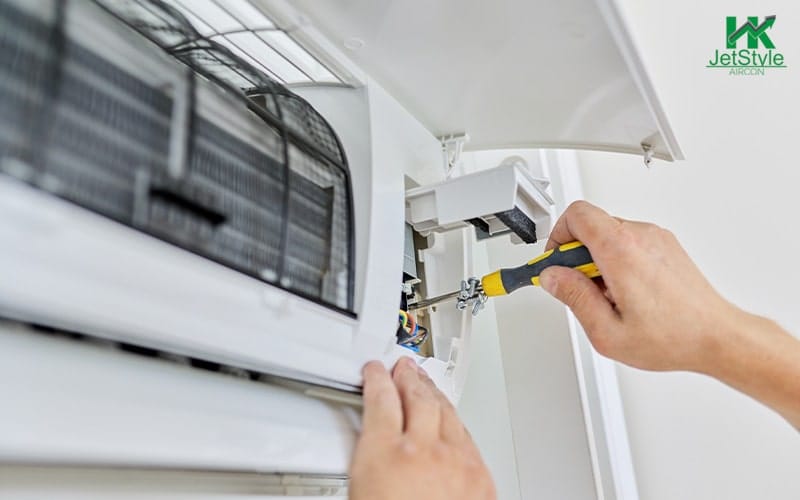 An aircon technician servicing an aircon-Aircon Maintenance Singapore